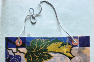 L'immagine raffigura una borsa di carta con disegni di foglie di vigna
