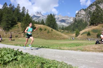 Fotografia di podista in montagna