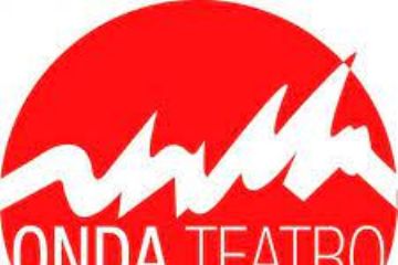 Logo dell'associazione Onda Teatro raffigurante il nome in tondo rosso