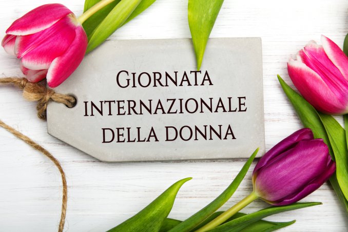 Tre Tulipani Rosa circondano la scritta "Giornata Internazionale della donna"
