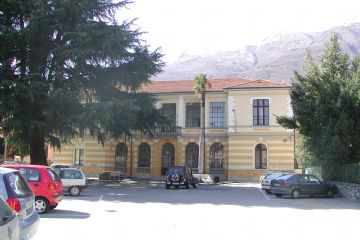 Foto del 2004 della facciata della Scuola Primaria Albertini