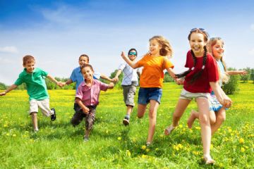 Bambini che corrono in un prato