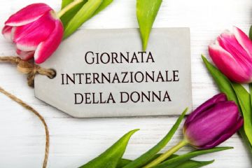 Tre Tulipani Rosa circondano la scritta "Giornata Internazionale della donna"