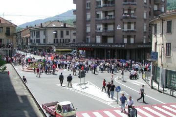 Vista panoramica della rotonda al centro di Gravellona Toce scattata in occasione del giro d'Italia