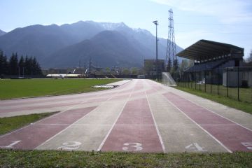Vista del campo da calcio, delle tribune e delle corsie della pista di atletica
