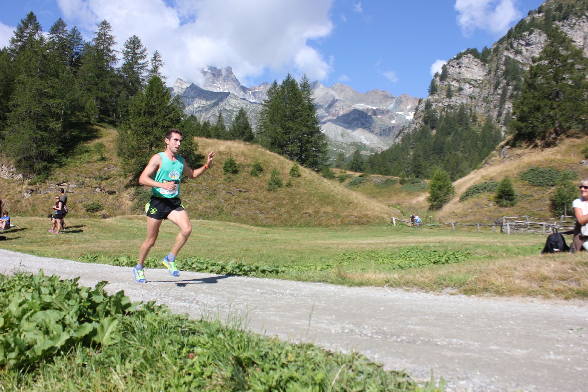 Fotografia di podista in montagna