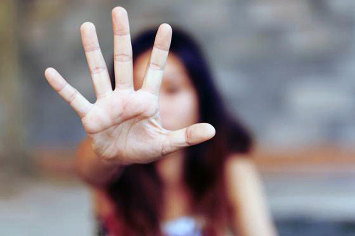 Donna che apre una mano in segno di difesa