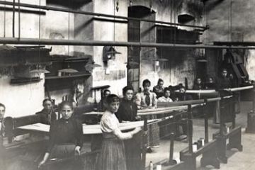 Donne ai telai della Fitta Guidotti Pariani - 1910