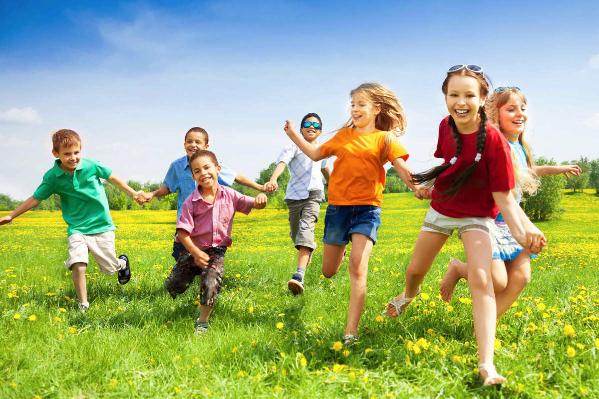 Bambini che corrono in un prato