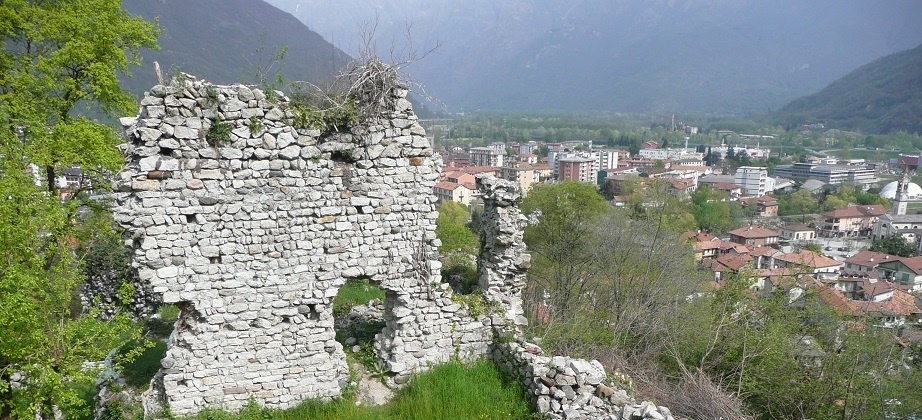 Castello del Motto con scorcio di Gravellona Toce