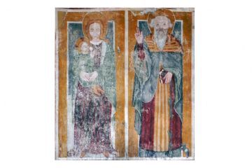 Di grande interesse sono gli affreschi interni, del XV e XVI secolo, di cui solo una parte è stata messa in luce dai restauri del 1925 e poi degli anni ’70 del XX secolo; altri restano ancora da scoprire sotto lo spesso strato di intonaci.<br>Ciò che oggi si vede sono pitture di almeno tre mani diverse.<br>Un artista del Quattrocento affrescò i riquadri con la “Madonna del Latte” e “sant’Antonio abate” sulla parete meridionale (n° 2 nella piantina a destra).<br>Sant’Antonio ha la mano destra  benedicente, sul braccio porta appesa la campanella; tiene con la mano sinistra un libro rosso e un nodoso bastone. Un piccolo maialino della cinta senese è ai suoi piedi, a destra.