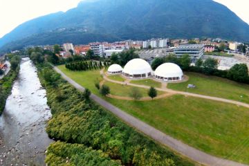 Le cupole nel tratto di ciclabile che costeggia il torrente Strona 